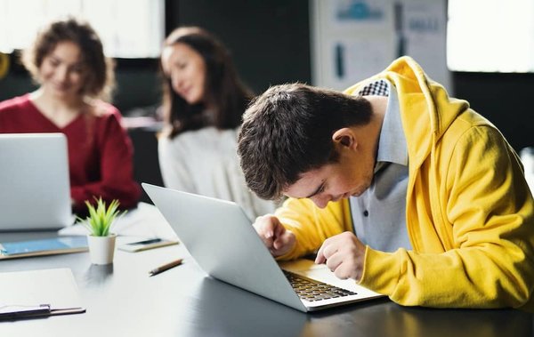 Quelles stratégies pour assurer une éducation inclusive efficace malgré les obstacles actuels ?
